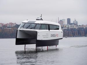 Penampakan Kapal Feri Hidrofoil Listrik Terbang di Atas Perairan Swedia