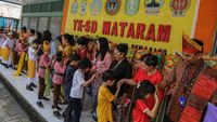 Momen Haru Perayaan Hari Guru di Semarang