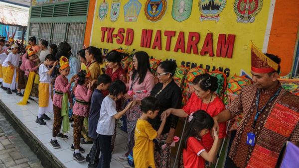 Momen Haru Perayaan Hari Guru di Semarang