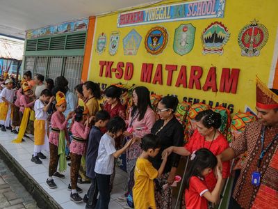 Momen Haru Perayaan Hari Guru di Semarang