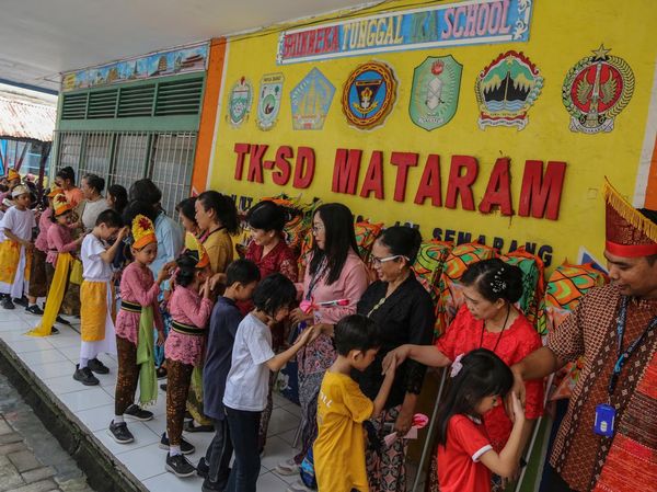 Momen Haru Perayaan Hari Guru di Semarang