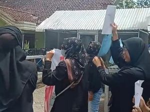 Puluhan Peserta Seleksi Perangkat Desa di Tuban Demo Diduga Ada Kecurangan Puluhan Peserta Seleksi Perangkat Desa di Tuban Demo Diduga Ada Kecurangan