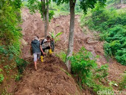 Pilu Warga Pelosok KBB Ditandu 3 KM gegara Jalan Terputus Longsor