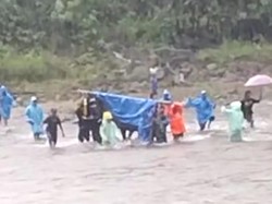 Ngeri! Warga Tandu Jenazah Seberangi Sungai Berarus Deras gegara Jalan Rusak