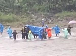 Ngeri! Warga Tandu Jenazah Seberangi Sungai Berarus Deras gegara Jalan Rusak Ngeri! Warga Tandu Jenazah Seberangi Sungai Berarus Deras gegara Jalan Rusak