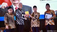Potret Ganjar-Mahfud Terima Cinderamata dari UMJ