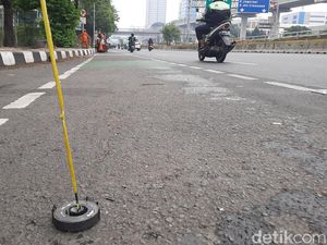 Awas Ban Bocor! Ranjau Jari-jari Payung Bertebaran di Jalan MT Haryono Awas Ban Bocor! Ranjau Jari-jari Payung Bertebaran di Jalan MT Haryono