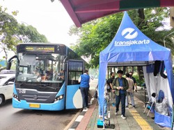 Penumpang TransJ Harap Revitalisasi Halte Gatsu Jamsostek Tak Terlalu Lama