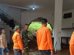Ruko di Ciawi Bogor Jebol Diterjang Banjir Luapan