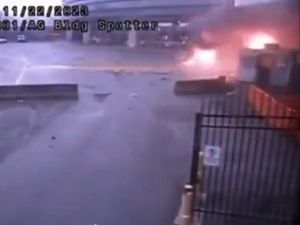 Ngeri! Mobil Meledak di Dekat Air Terjun Niagara, 2 Orang Tewas Ngeri! Mobil Meledak di Dekat Air Terjun Niagara, 2 Orang Tewas