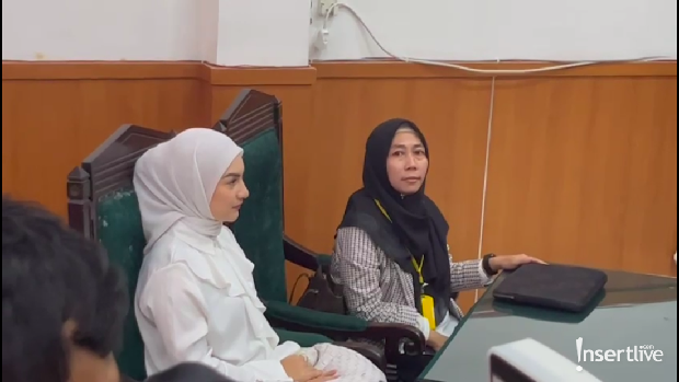 Senyum Irish Bella di Sidang Perceraian dengan Ammar Zoni