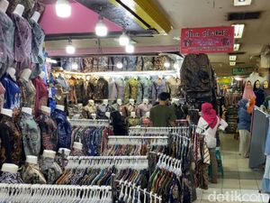 Respons Pedagang Pasar Baru Bandung Usai TikTok Shop Comeback