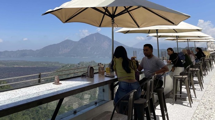Tegukopi, Ngopi Cantik dengan View Gunung Batur Di Bangli ada satu kafe cantik yang menawarkan pemandangan Gunung Batur. Komplet dengan spot foto instagramable. Namanya Tegukopi.