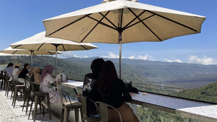 Di Bangli ada satu kafe cantik yang menawarkan pemandangan Gunung Batur. Komplet dengan spot foto instagramable. Namanya Tegukopi.
