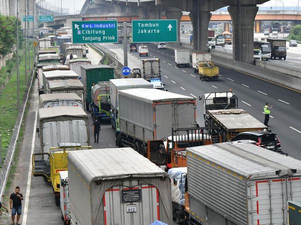 Tol Japek di Cibitung Macet Gegara Demo Buruh, Ini Potretnya
