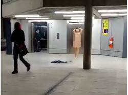 Turis Bugil Lari-lari di Bandara, Semua Panik!