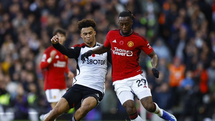 Soccer Football - Premier League - Fulham v Manchester United - Craven Cottage, London, Britain - November 4, 2023 Manchester United's Aaron Wan-Bissaka in action with Fulham's Antonee Robinson Action Images via Reuters/Peter Cziborra NO USE WITH UNAUTHORIZED AUDIO, VIDEO, DATA, FIXTURE LISTS, CLUB/LEAGUE LOGOS OR 'LIVE' SERVICES. ONLINE IN-MATCH USE LIMITED TO 45 IMAGES, NO VIDEO EMULATION. NO USE IN BETTING, GAMES OR SINGLE CLUB/LEAGUE/PLAYER PUBLICATIONS.