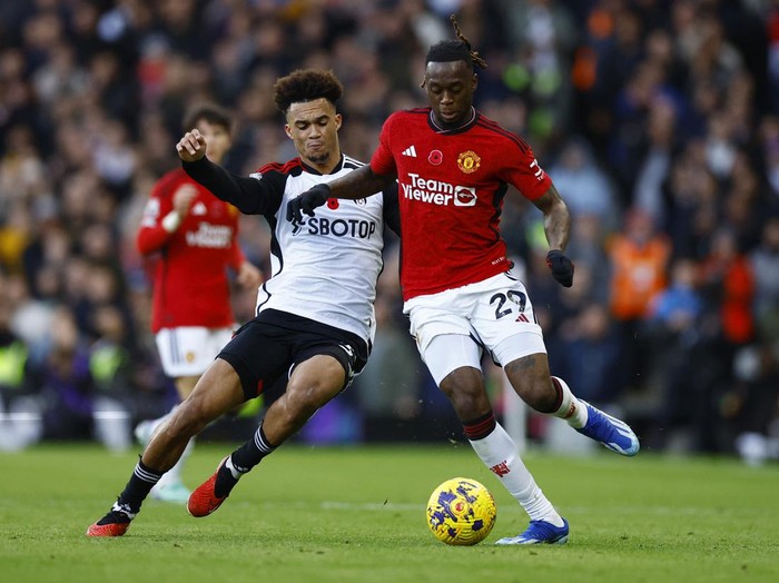 Soccer Football - Premier League - Fulham v Manchester United - Craven Cottage, London, Britain - November 4, 2023 Manchester United's Aaron Wan-Bissaka in action with Fulham's Antonee Robinson Action Images via Reuters/Peter Cziborra NO USE WITH UNAUTHORIZED AUDIO, VIDEO, DATA, FIXTURE LISTS, CLUB/LEAGUE LOGOS OR 'LIVE' SERVICES. ONLINE IN-MATCH USE LIMITED TO 45 IMAGES, NO VIDEO EMULATION. NO USE IN BETTING, GAMES OR SINGLE CLUB/LEAGUE/PLAYER PUBLICATIONS.