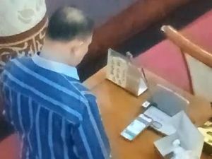 Anggota DPRD Batam Bantah Main Slot Saat Paripurna, Ngaku Candy Crush Anggota DPRD Batam Bantah Main Slot Saat Paripurna, Ngaku Candy Crush