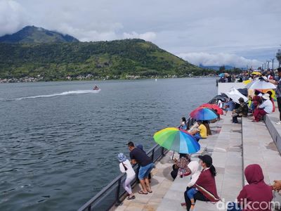 Meski Mendung, Penonton Antusias Saksikan Aquabike Jetski Danau Toba