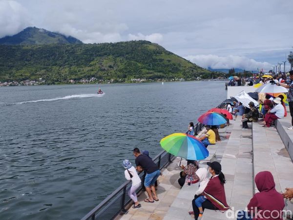 Meski Mendung, Penonton Antusias Saksikan Aquabike Jetski Danau Toba