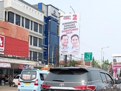Baliho Disenyumin Aja Prabowo-Gibran Tersebar di Jabodetabek