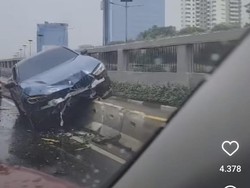 BMW 2 Pintu Nangkring Separator Busway Sampai Lawan Arah di Depan DPR