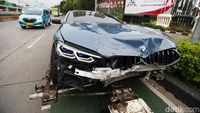 BMW Kecelakaan di Depan DPR, Lalin Arah Slipi Macet
