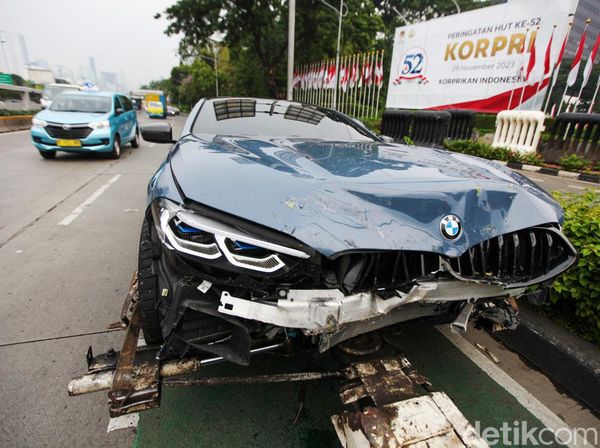 BMW Kecelakaan di Depan DPR, Lalin Arah Slipi Macet