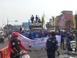 Tuntut Upah Naik 15%, Buruh Lumpuhkan Jalan Nasional Jakarta-Bandung