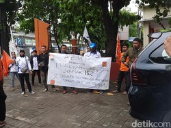 Jelang Pengumuman UMK Makassar 2024, Serikat Buruh Demo di Kantor Disnaker