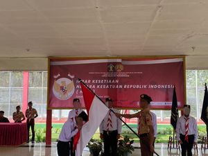 Cium Bendera Merah-Putih, 5 Eks Napiter Jabar Ikrar Setia untuk NKRI Cium Bendera Merah-Putih, 5 Eks Napiter Jabar Ikrar Setia untuk NKRI