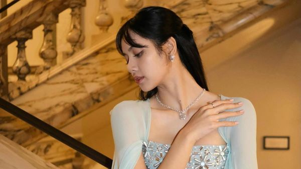 6 Gaya Lisa BLACKPINK di Buckingham Palace, Disebut Real Life Princess