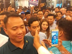 Riuh Relawan Sambut Cawapres Gibran di Makassar: Ewako, Salam Satu Putaran