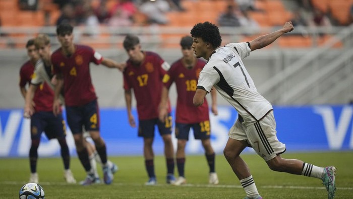 Germanys Paris Brunner prepares to take a penalty kick to score the first goal for his team during the FIFA U-17 World Cup quarterfinal soccer match between Germany and Spain at Jakarta international Stadium in Jakarta, Indonesia, Friday, Nov. 24, 2023. (AP Photo/Achmad Ibrahim)