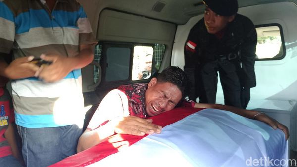 Momen Haru Jenazah Bharada Bonifasius Tiba di Kupang, Brimob Gugur Ditembak KKB