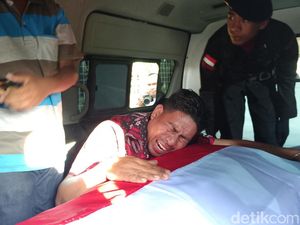 Momen Haru Jenazah Bharada Bonifasius Tiba di Kupang, Brimob Gugur Ditembak KKB Momen Haru Jenazah Bharada Bonifasius Tiba di Kupang, Brimob Gugur Ditembak KKB