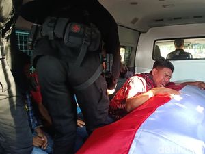Isak Tangis Iringi Kedatangan Jenazah Bharada Bonifasius yang Gugur Ditembak KKB