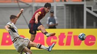 Di awal babak kedua, Spanyol menggebrak lewat aksi Guiu. Ia melepas sepakan keras dari luar kotak penalti. Schmitt kembali beraksi dengan bisa menepis bola. 