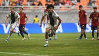 Jerman yang lebih banyak tertekan justru bisa mencuri kesempatan di menit ke-64. Mereka mendapatkan hadiah penalti di menit ke-64 setelah Hector Fort melanggar Paris Brunner. Brunner sendiri yang menjadi eksekutor menjalankan tugasnya dengan baik. Tembakannya ke arah kanan mengecoh kiper Spanyol, Raul Jimenez. 