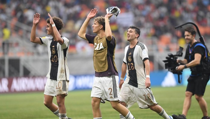 Kalahkan Spanyol, Jerman Melaju ke Semifinal Piala Dunia U-17 Pesepak bola Timnas Jerman merayakan kemenangan usai mengalahkan Timnas Spanyol dalam perempat final Piala Dunia U-17 2023 di Jakarta International Stadium (JIS), Jakarta, Jumat (24/11/2023). Timnas Jerman menang dengan skor 1-0. ANTARA FOTO/Aditya Pradana Putra/tom.