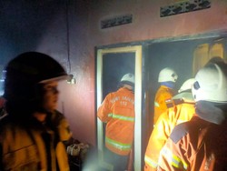 Lantai 2 Rumah Surabaya Terbakar Diduga gegara Cas HP di Atas Kasur
