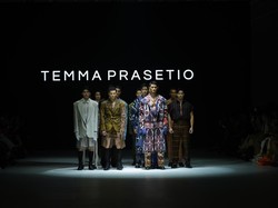 Ragam Tenun NTT di Tangan Temma Prastio Jadi Busana Pria yang Stylish