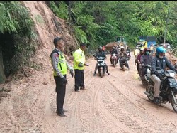 Tebing di Toba Longsor Tutupi Jalan, Arus Lalin Sempat Macet
