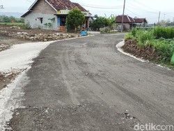 Hore! Jalan Rusak Dikeruk Lurah Pagerjurang Gunungkidul Akhirnya Diperbaiki