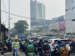 Lalin Lenteng Agung Arah Tanjung Barat Macet, Pemotor: Nggak Habis-habis