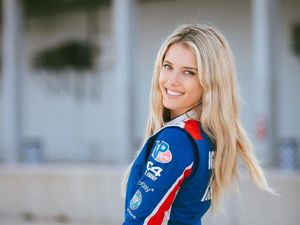 Terpesona Cantiknya Model Pebalap Lindsay Brewer