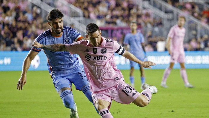 Soccer Football - Club Friendly - Inter Miami v New York City Football Club - DRV PNK Stadium, Fort Lauderdale, Florida, United States - November 10, 2023  Inter Miamis Lionel Messi in action with New York City Football Clubs Thiago Martins REUTERS/Marco Bello