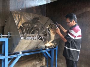 Mahasiswa UNS Rancang Mesin Pencuci-Peragi Kedelai untuk Perajin Tempe