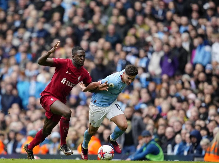 Liverpools Ibrahima Konate, left, and Manchester Citys Julian Alvarez battle for the ball during the English Premier League soccer match between Manchester City and Liverpool at Etihad stadium in Manchester, England, Saturday, April 1, 2023. (AP Photo/Jon Super)